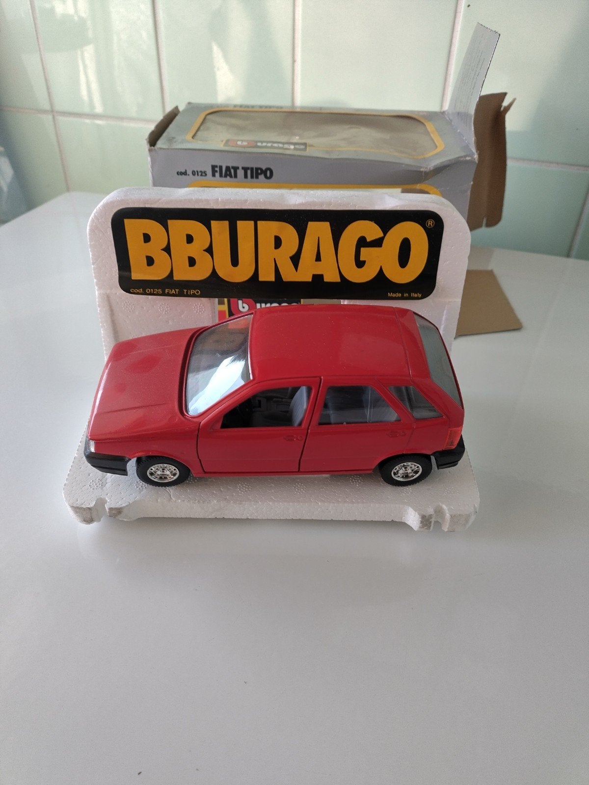 Burago 1/24 Fiat Tipo AFHALING LEES BESCHRIJVING, Enlèvement, Neuf, Voiture, Burago
