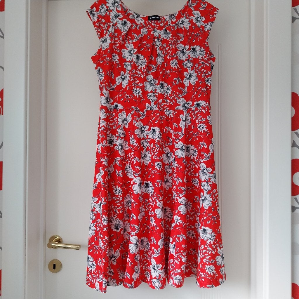 Kleedje taifun rood met witte bloemen, Maat 38/40 (M), Ophalen of Verzenden, Zo goed als nieuw, Rood