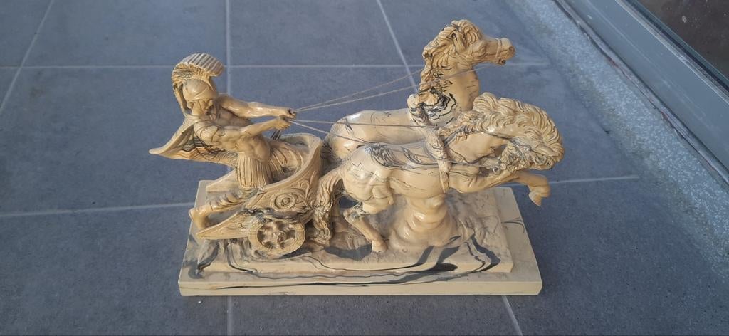 Vintage sculptuur van een Romeinse strijdwagen, Antiek en Kunst