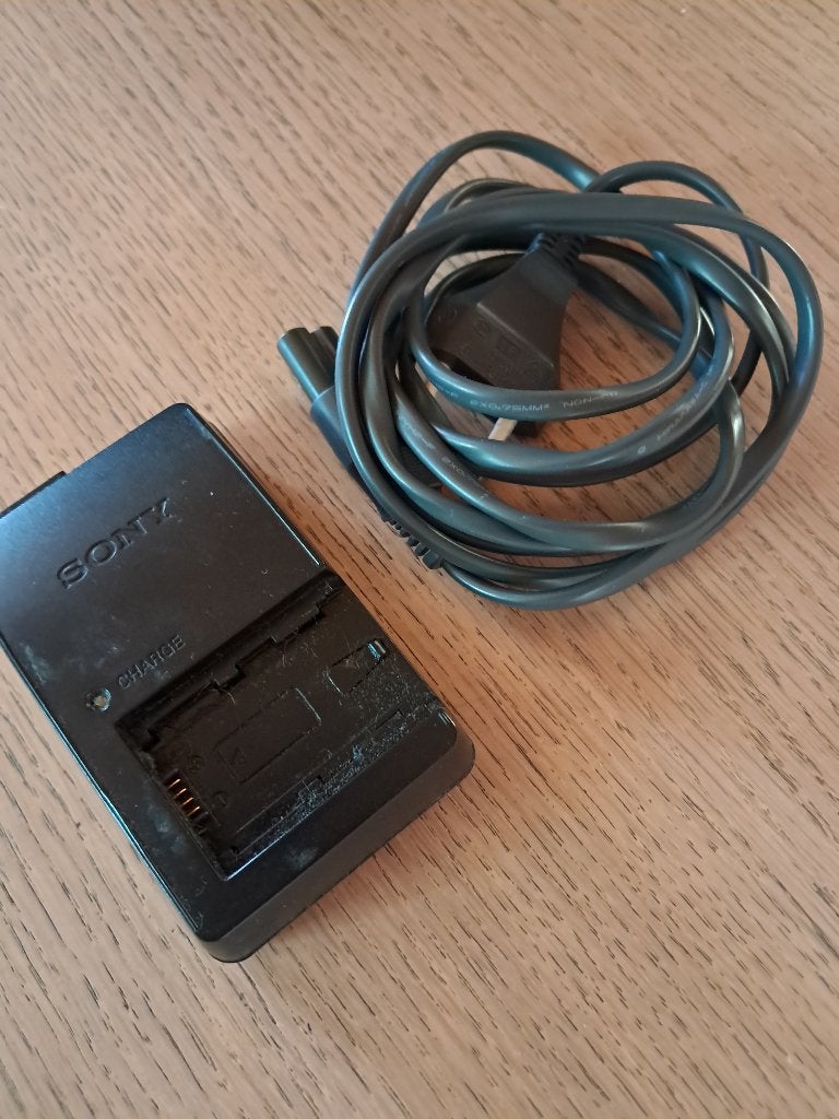 Batterij + lader Sony, TV, Hi-fi & Vidéo, Batteries, Enlèvement ou Envoi, Utilisé, Rechargeable