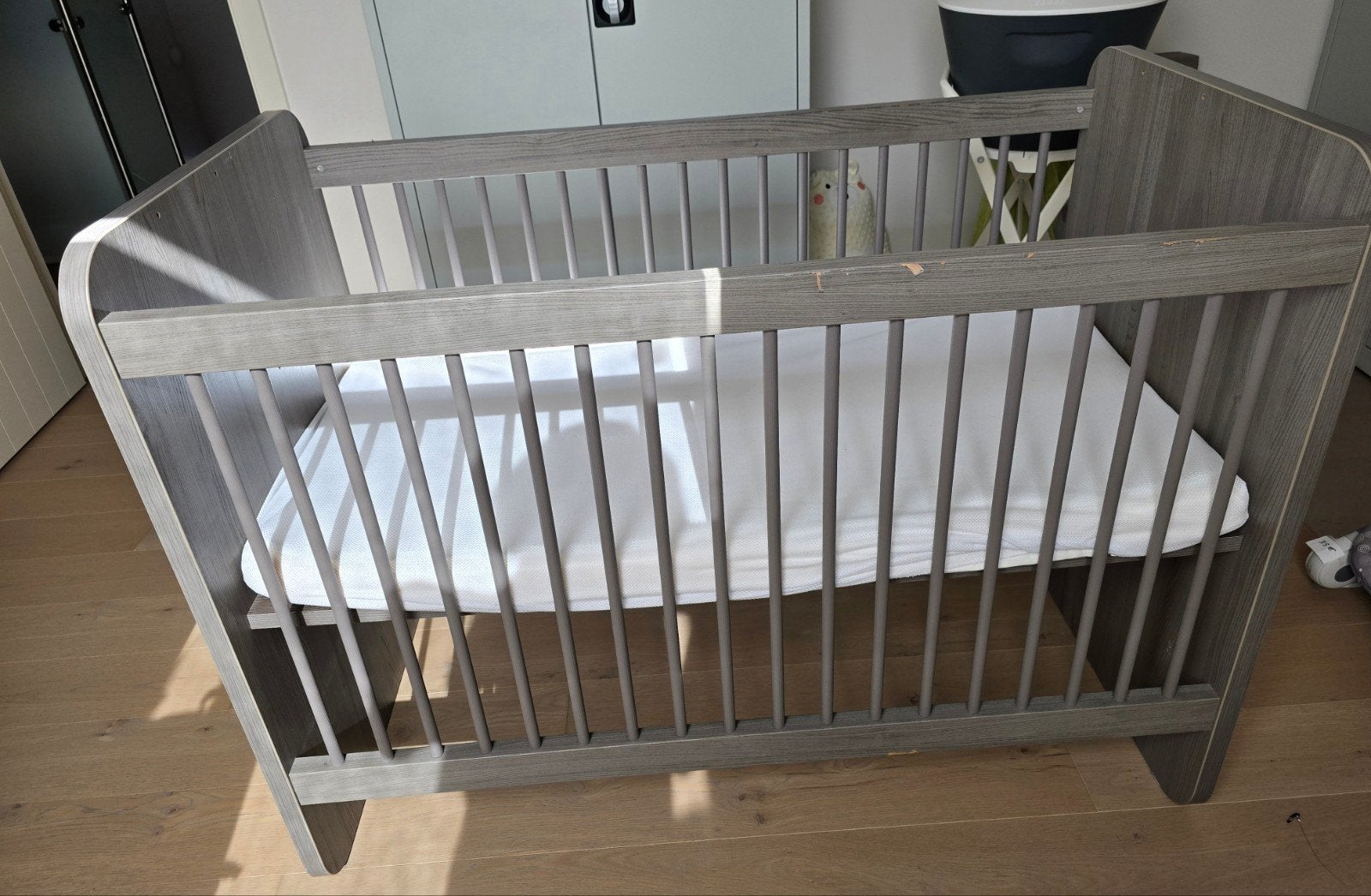 Berceau moderne pour enfant/lit bébé en aspect bois gris, Enlèvement, Utilisé, Moins de 140 cm