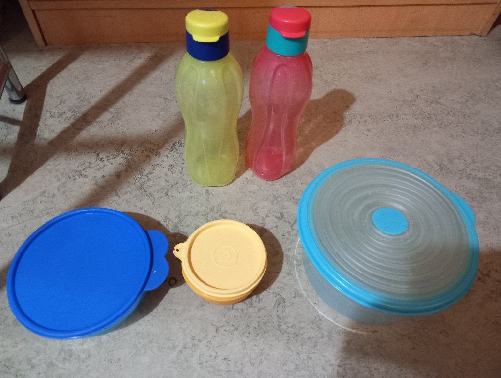 Lot de 2 gourdes & 3 contenants rond Tupperware, Maison & Meubles, Cuisine| Tupperware, Utilisé, Boîte, Bleu, Compatible congélateur