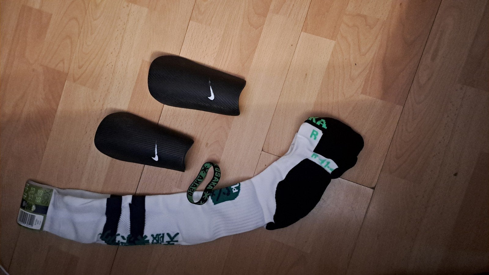 chaussures et protèges tibias nike, Enlèvement