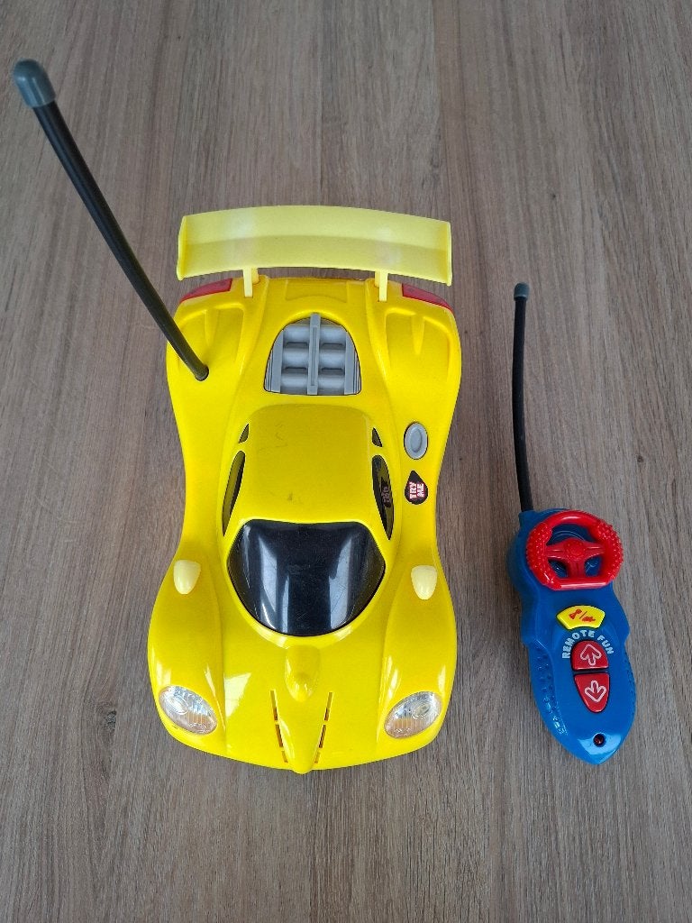 auto met afstandsbediening - geluid en licht, Kinderen en Baby's, Speelgoed |Speelgoedvoertuigen, Ophalen, Gebruikt, Afstandsbediening