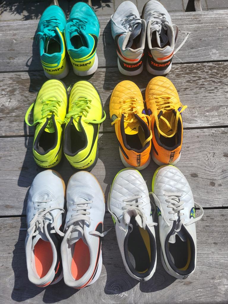 6 paar Nike Tiempo, Ophalen