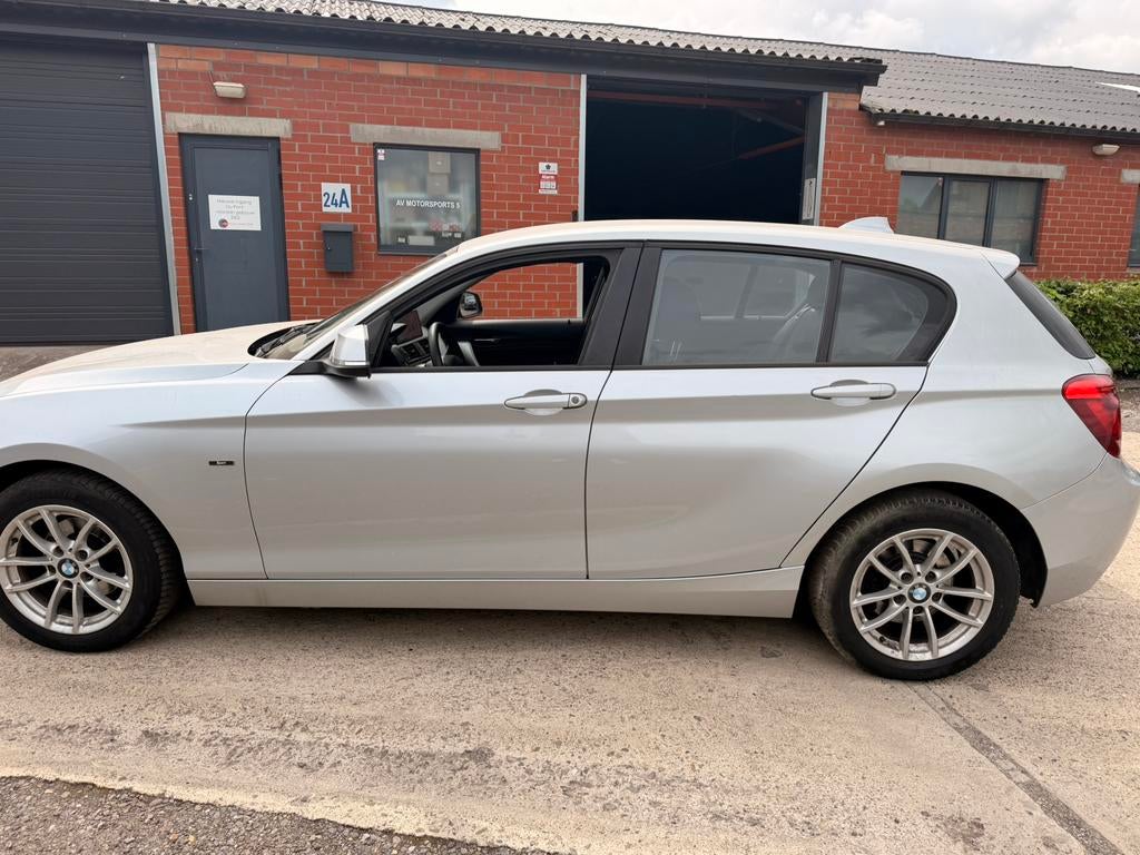 BMW 1 SERIE 116iA ✅AUTOMAAT GARANTIE CARPLAY, Auto's, 110 g/km, 5 deurs, Velours, 100 kW