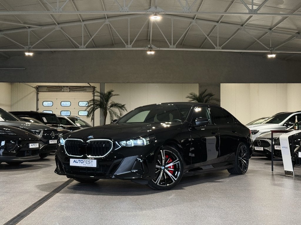 BMW i5 eDrive40 M-Sport PRO - Fabrieksgarantie, Auto's, Automaat, Dealer onderhouden, Achterwielaandrijving, Zwart