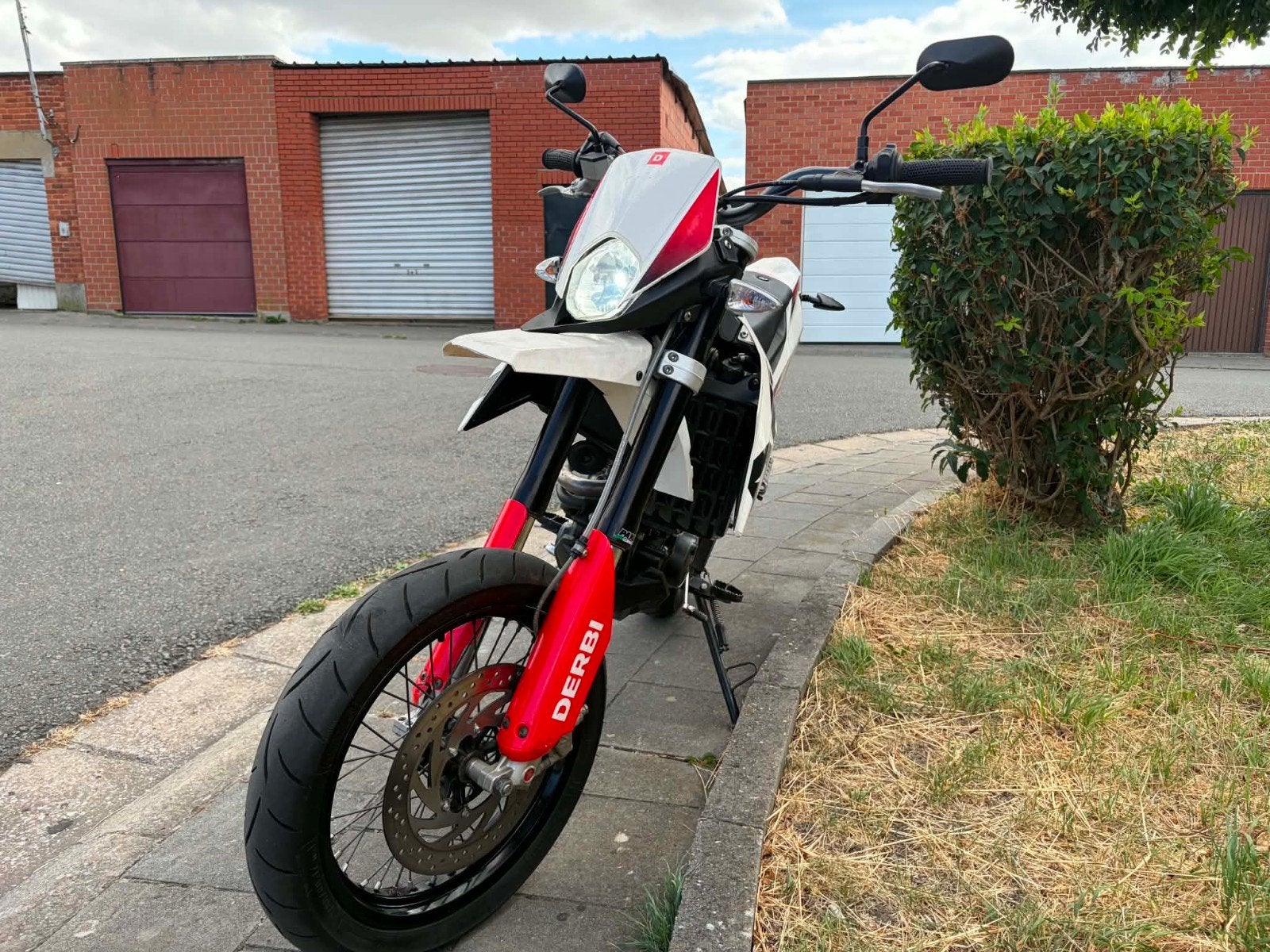 Supermotard 125cc 4-takt Derbi Dr
8000 km
3 sleutels
Volledi, Motoren, Particulier, Enduro