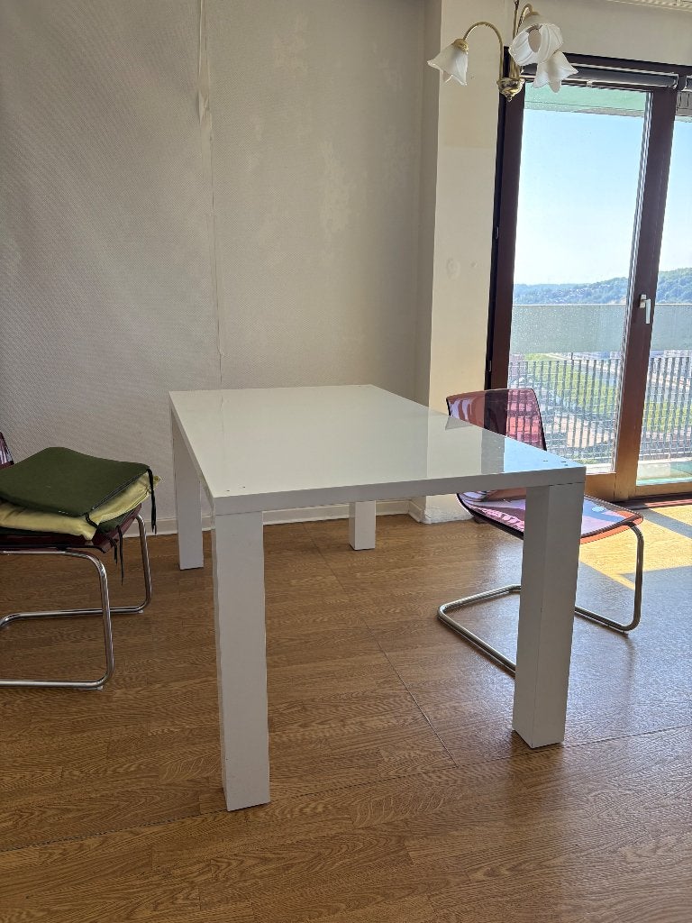 Table à manger blanche, Enlèvement