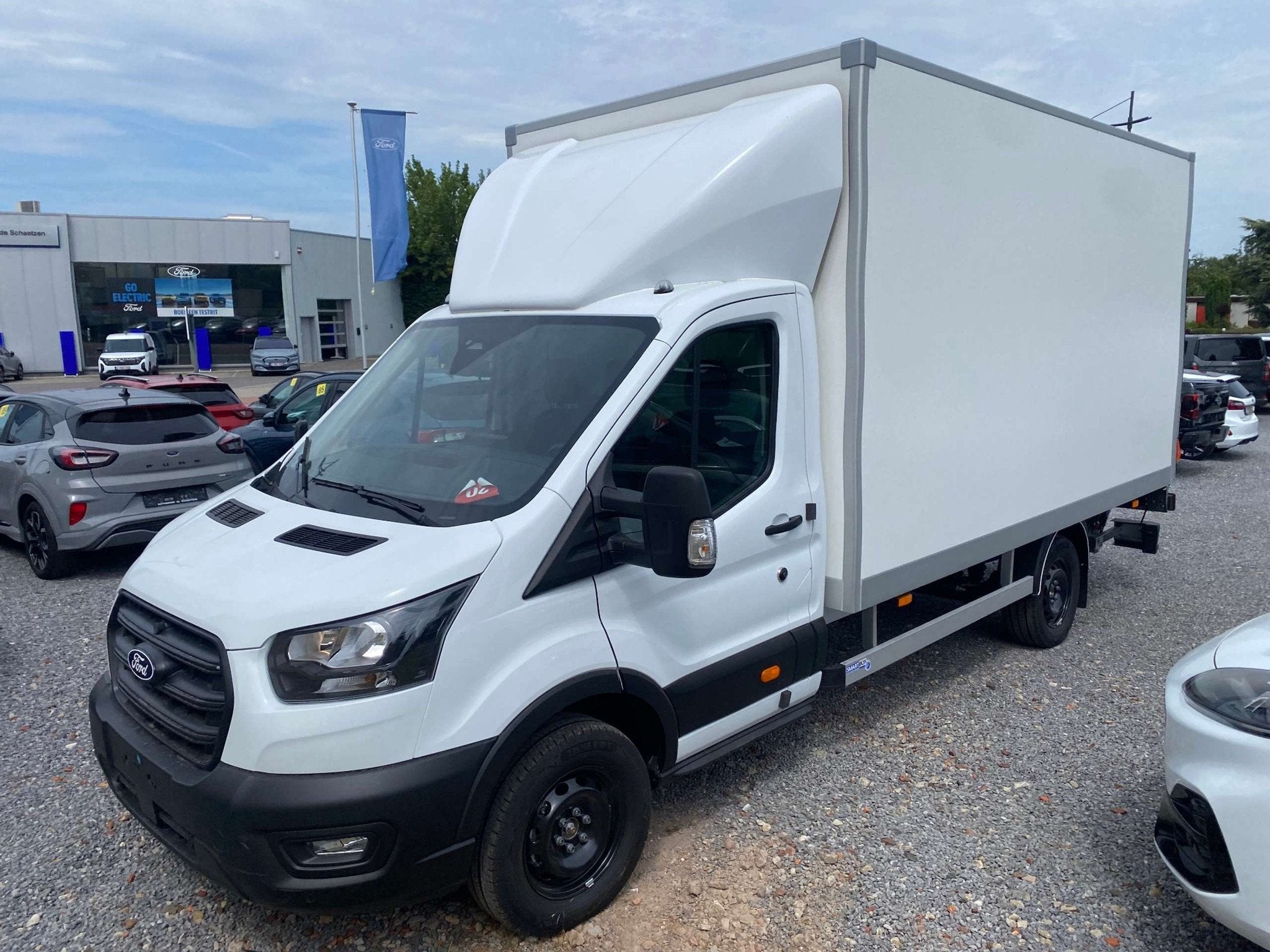 Ford Transit Ford Transit Chassis cab L4 met meubelbak en la, Auto's, Bestelwagens en Lichte vracht, Stof, Wit, Nieuw, 131 pk