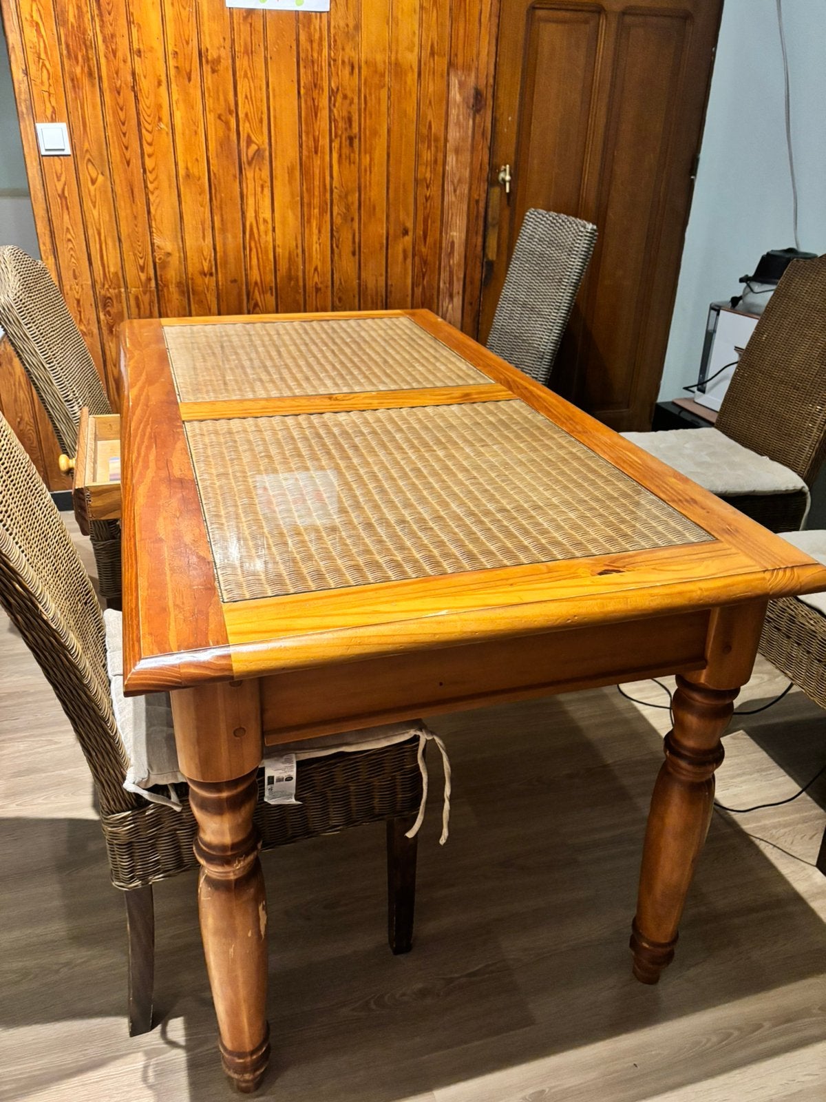 Table avec verre et toboggan, Enlèvement
