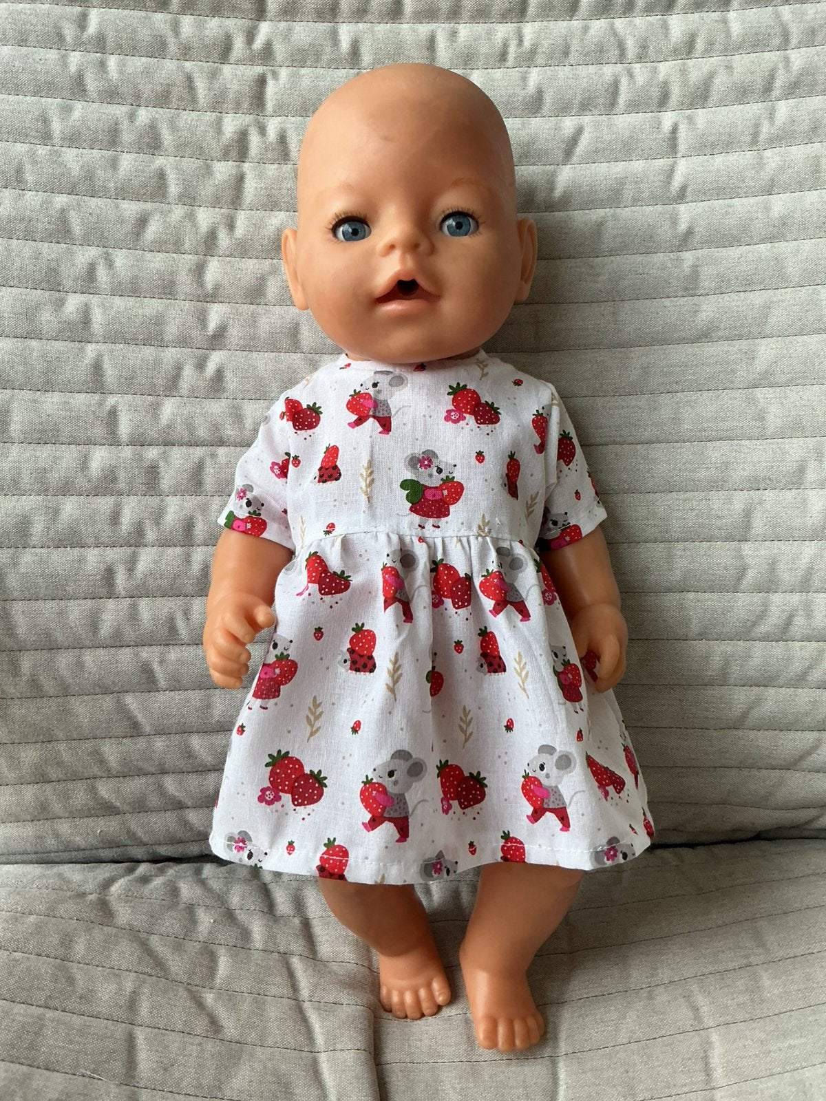 183. Babyborn: Nieuw wit jurkje met aardbeien, Ophalen of Verzenden, Nieuw, Babypop