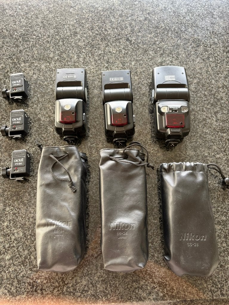 Set v 3 NIKON flitsen met triggers + doosje flash triggers., Enlèvement ou Envoi, Comme neuf, Nikon, Autres types