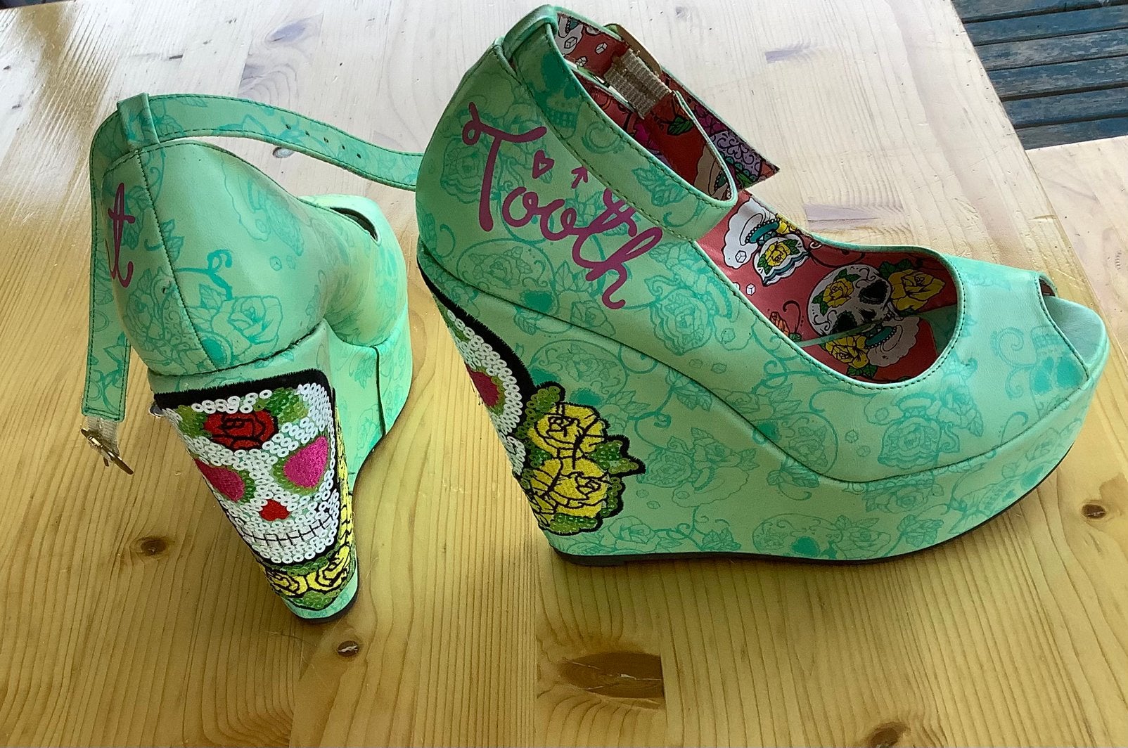 Iron Fist “Sweet tooth” Peeptoe Wedge maat 41, Kleding | Dames, Ophalen, Zo goed als nieuw