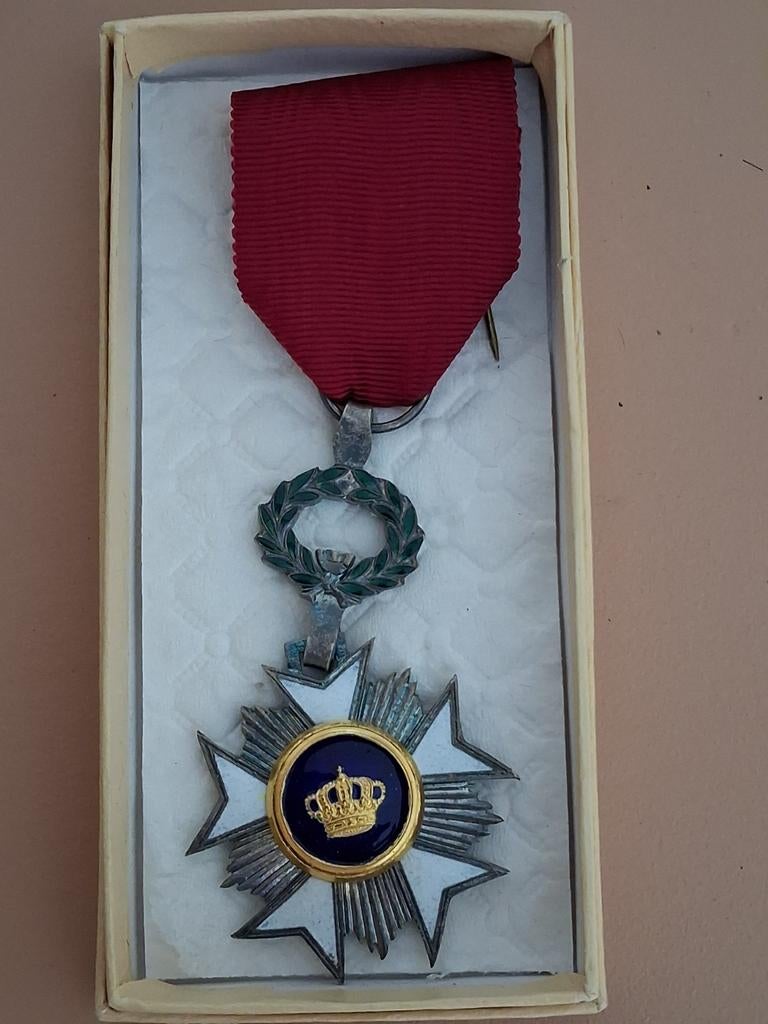 Médaille : Ordre de la Couronne belge Léopold II, Envoi