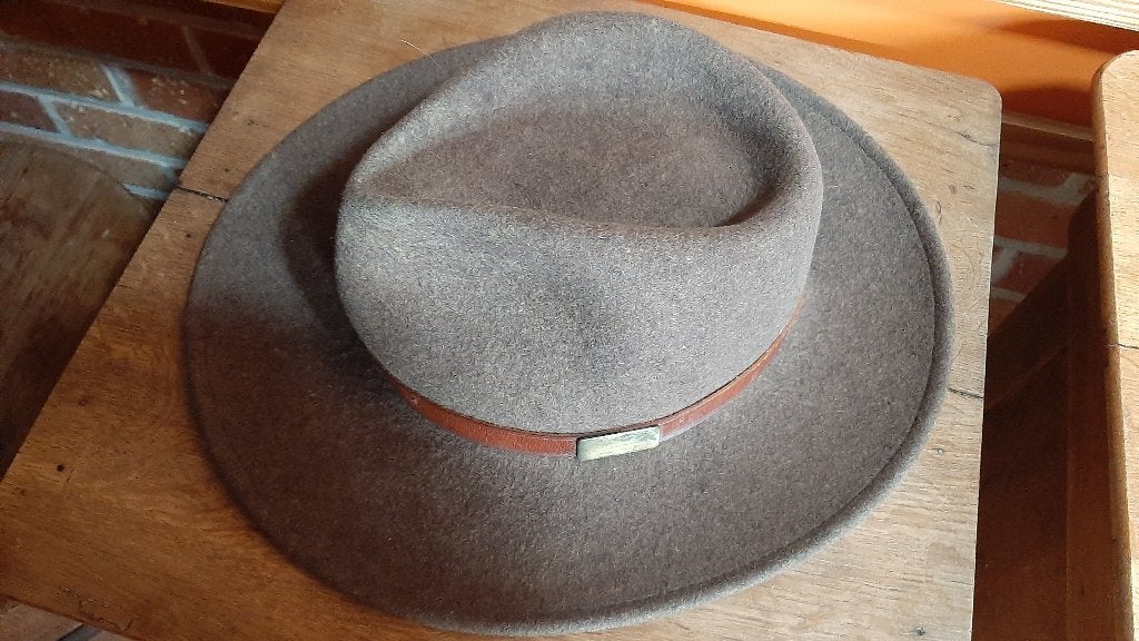 Fedora bruine muts van 100% wol - T.55 - Goede conditie, Ophalen, Gedragen, Hoed