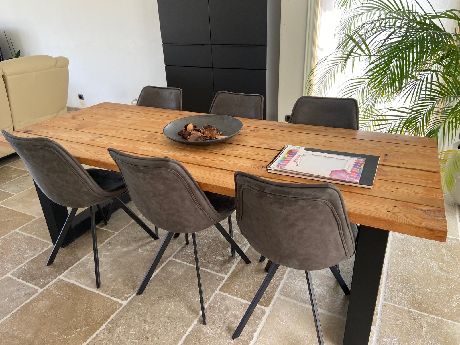 Houten tafel met zwarte aluminium poten, Huis en Inrichting, Tafels | Eettafels, Ophalen, 200 cm of meer, 50 tot 100 cm, Zo goed als nieuw