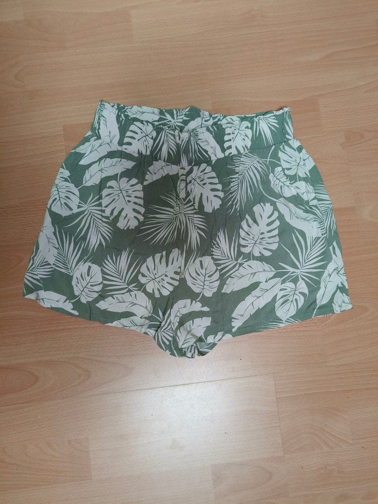 groene short met witte blaadjes, Taille 38/40 (M), Enlèvement ou Envoi, Primark, Comme neuf