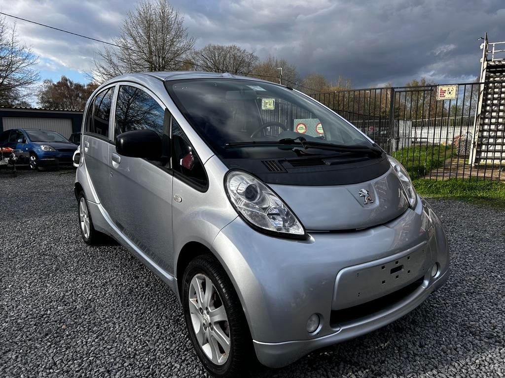 Peugeot ion 101000 km bj 9/2011, Auto's, Zwart, 5 zetels, Dealer onderhouden, Zilver of Grijs