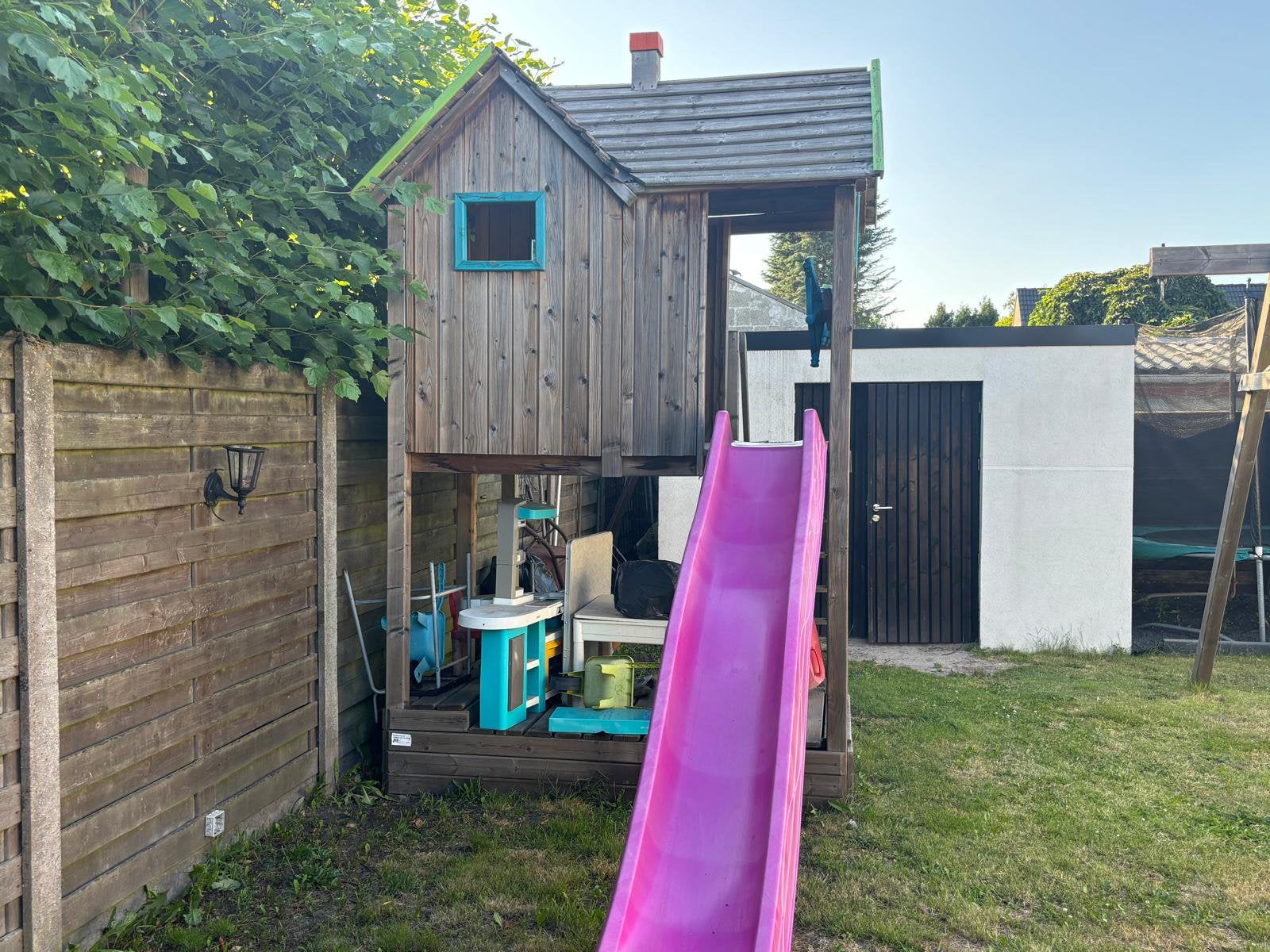 Houten speelhuis op palen met glijbaan – stevig en compleet, Kinderen en Baby's, Speelgoed | Buiten | Speeltoestellen, Zo goed als nieuw