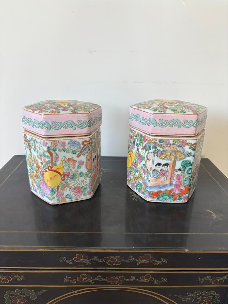 2 Chinese koekendozen, Ophalen