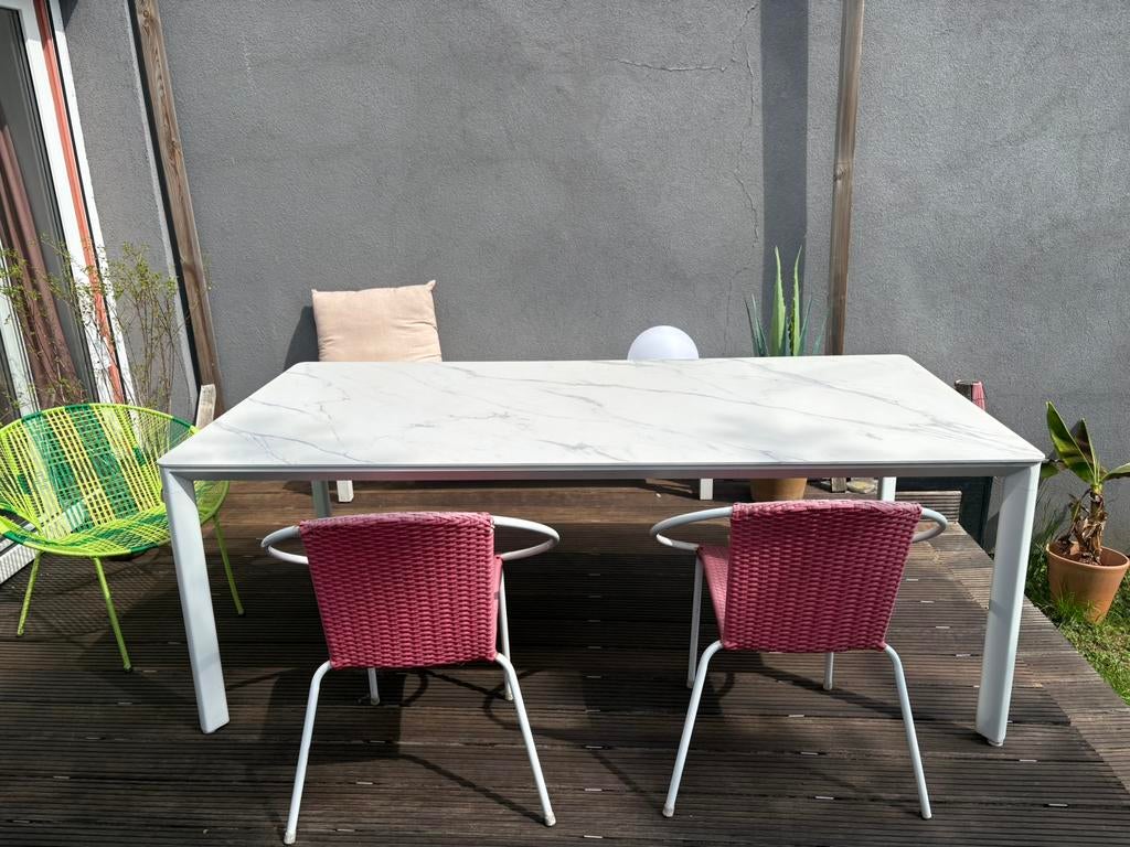 Grote buiten tafel weersbestendig, Enlèvement, Comme neuf, Rond