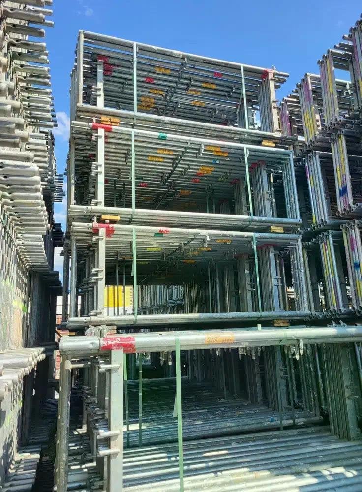 Échafaudage de façade Plettac d'occasion de 608 m², Enlèvement ou Envoi, Utilisé