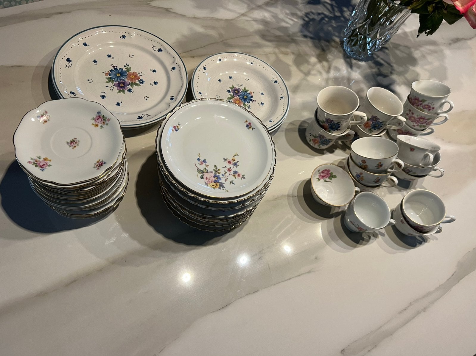 Romantisch bloemen servies mix 59 delig, Antiek en Kunst, Ophalen