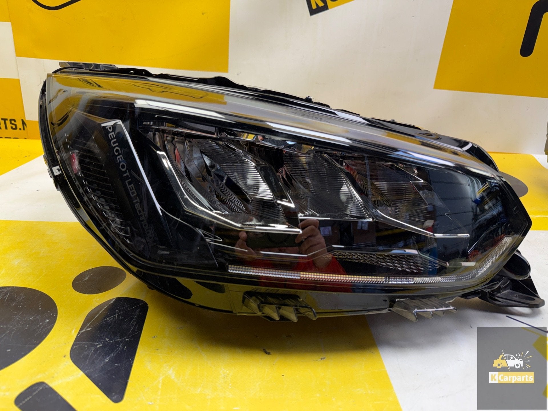 Phare droit PEUGEOT 208 FACELIFT II 2 2008 II 2 LED 19-2025, Taurusavenue 1
2132 LS  Hoofddorp, NL, Contact.group@renault.com