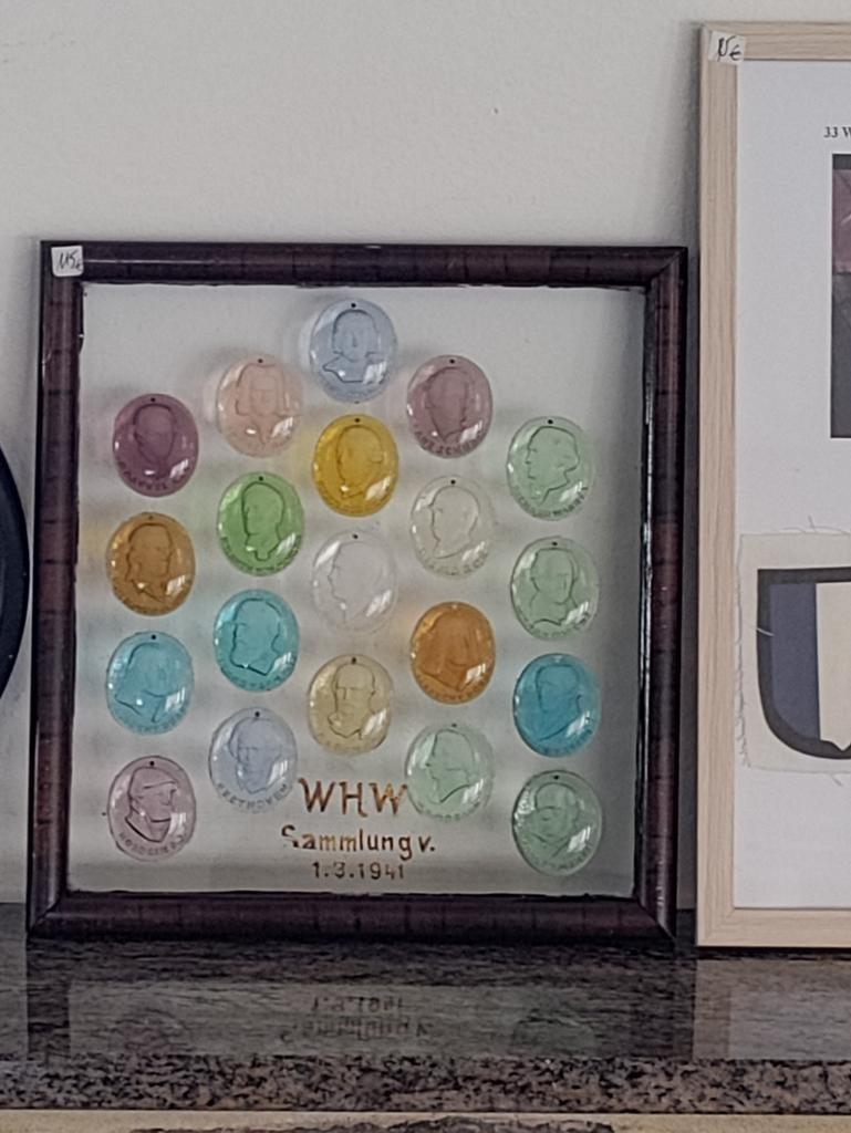 WHW Winterhulp 1941 glas hanger  bekende figuren AH, Verzamelen, Ophalen of Verzenden, Overige soorten, Kunstobject