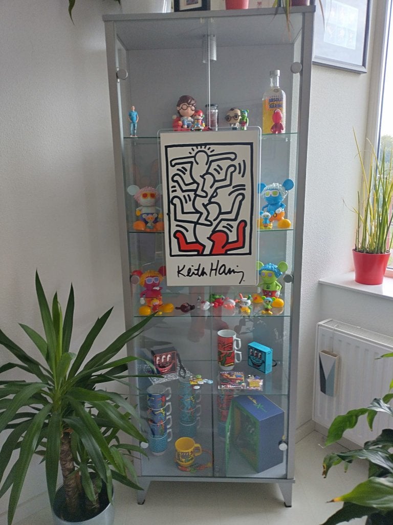 Keith Haring vitrinekast hb-Collection Möbelvertriebs GmbH, Ophalen, Met deur(en), Overige houtsoorten, 50 tot 100 cm