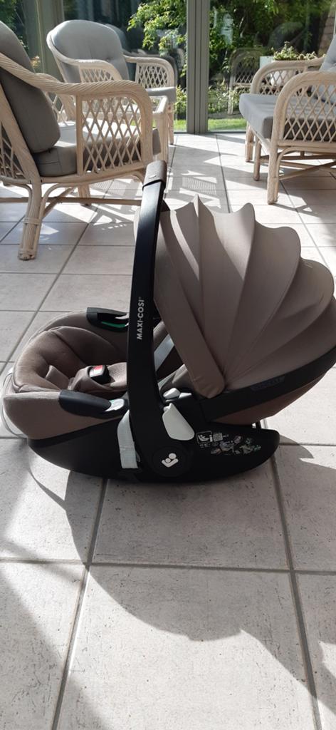 Kinderstoeltje maxi cosi + 2 onderstellen voor in wagen., Ophalen