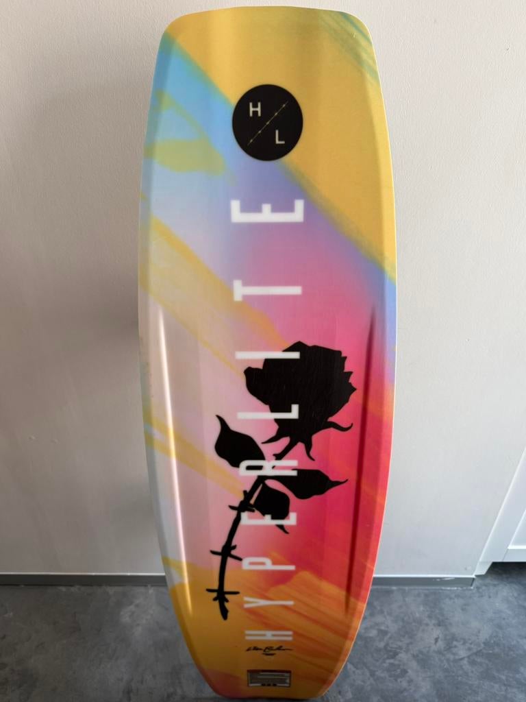 Hyperlite wakeboard 146 cm met Liquid Force Hook 6X bindings, Watersport en Boten, Wakeboarden, Ophalen, Zo goed als nieuw