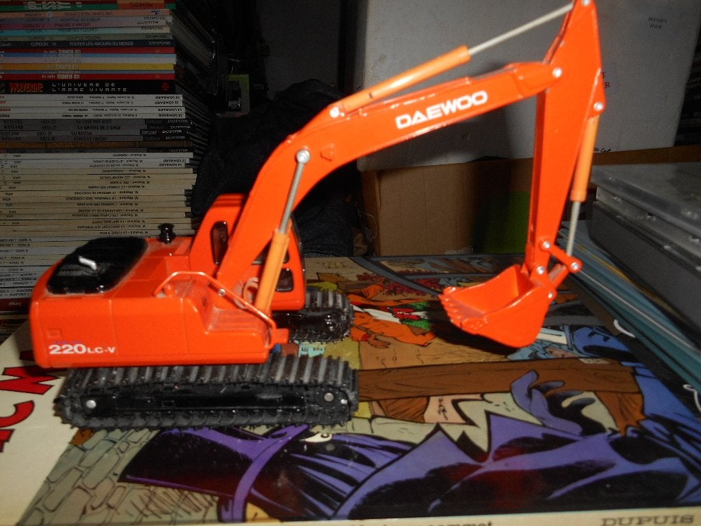 Daewoo Solar 220 LC.V excavator 1/32, Hobby en Vrije tijd, Ophalen of Verzenden