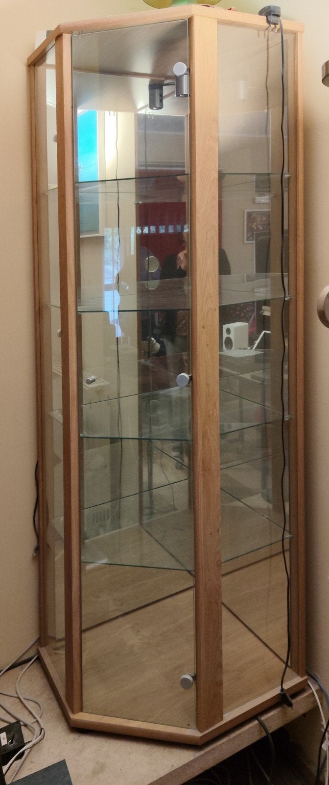 Superbe Vitrine d’Angle en Verre et Bois – Éclairage Intégré, Avec porte(s), Profil pentagonal, Utilisé, 50 à 75 cm