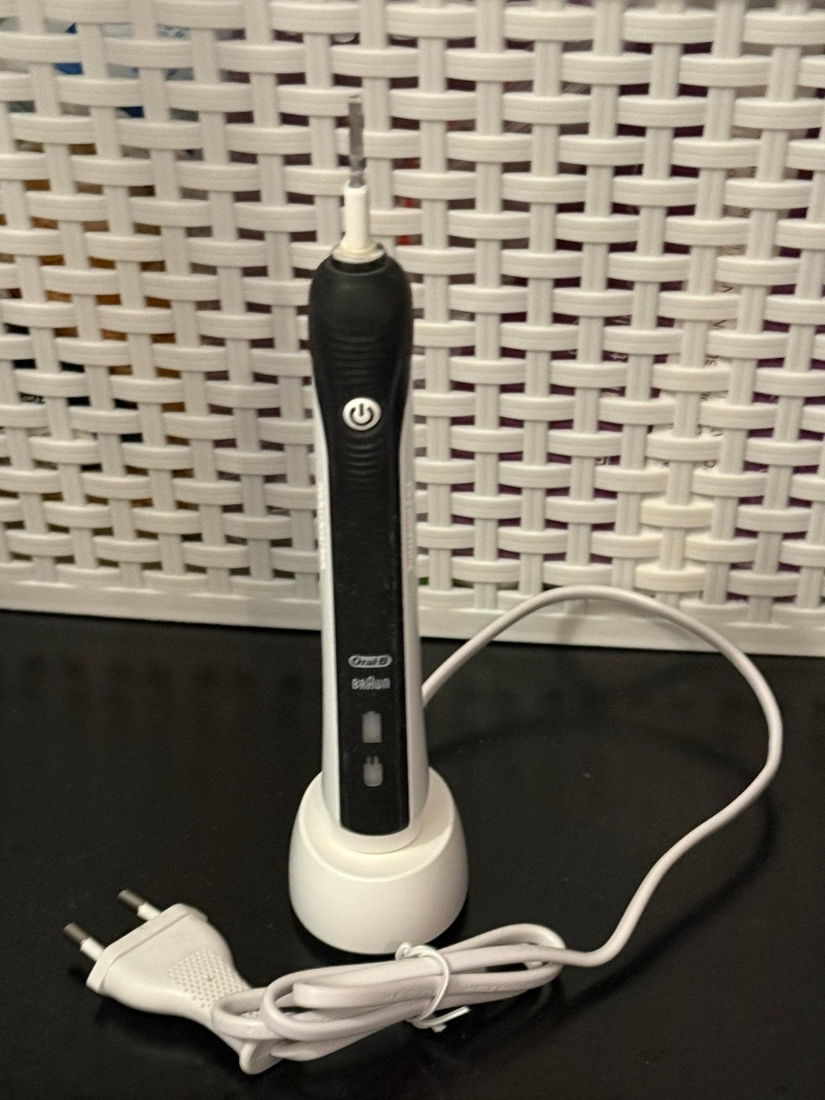 Elektrische tandenborstel met lader OralB, Enlèvement ou Envoi, Utilisé, Brosse à dents