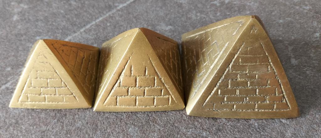 Lot de 3 petites pyramides en bronze, Enlèvement ou Envoi, Bronze