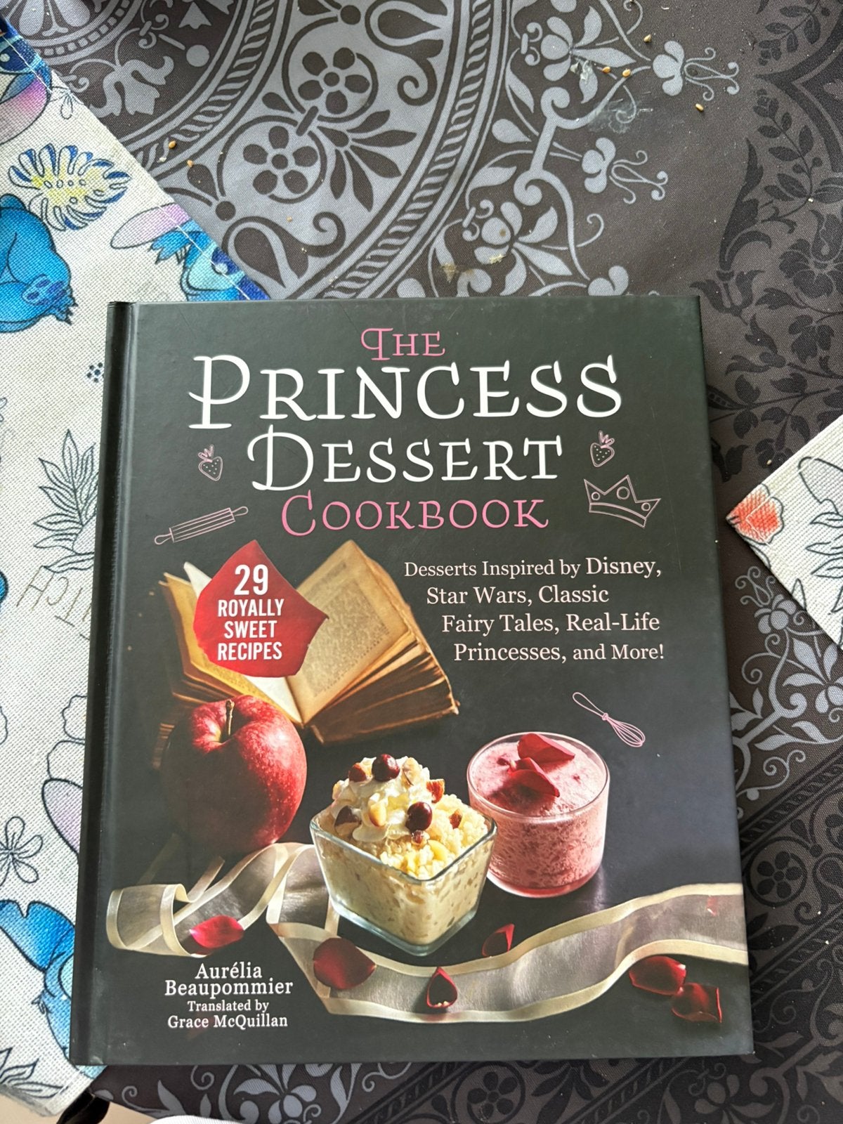 Engelstalig kookboek van disney, Aurelia beaupommier, Verzenden, Zo goed als nieuw, Taart, Gebak en Desserts