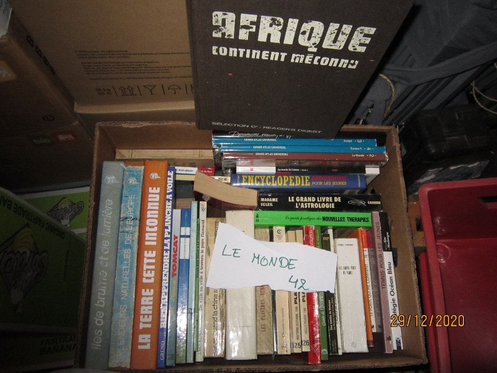 Livres +37 monde caisse n42 Adam D, Ophalen, Gelezen