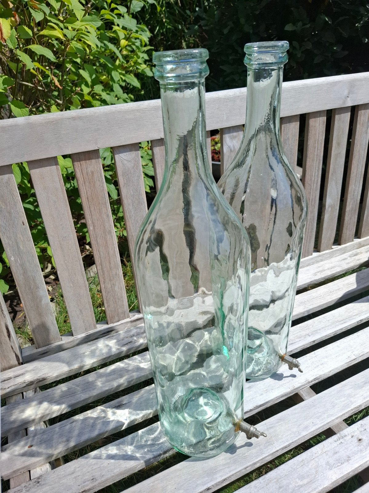 2 Grote licht groene flessen met kraantje, Convient pour fleurs séchées, 54 cm, Comme neuf, Verre