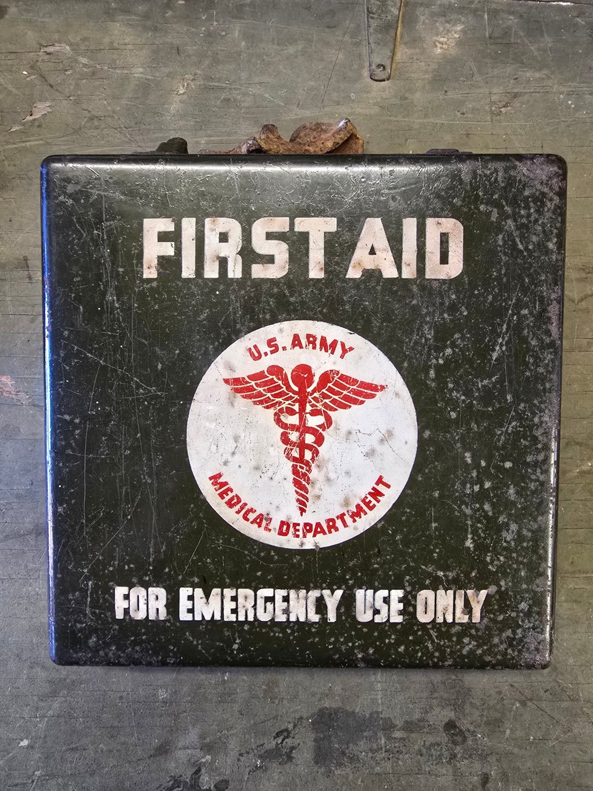 WWII US 24 unit first aid box, Collections, Enlèvement