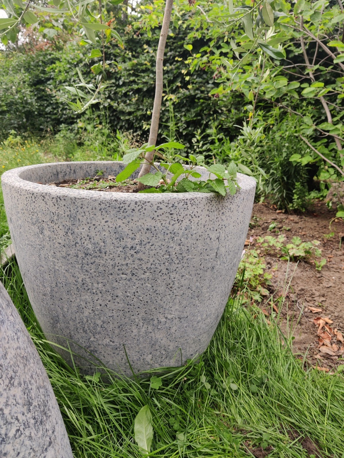 Twee grote bloempotten, Ophalen