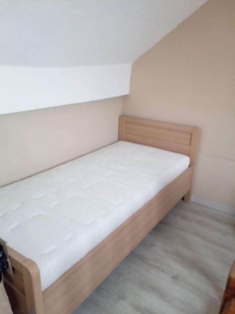 Lit + sommier+ matelas en parfait état chambre bureau maisin, Enlèvement, Une personne