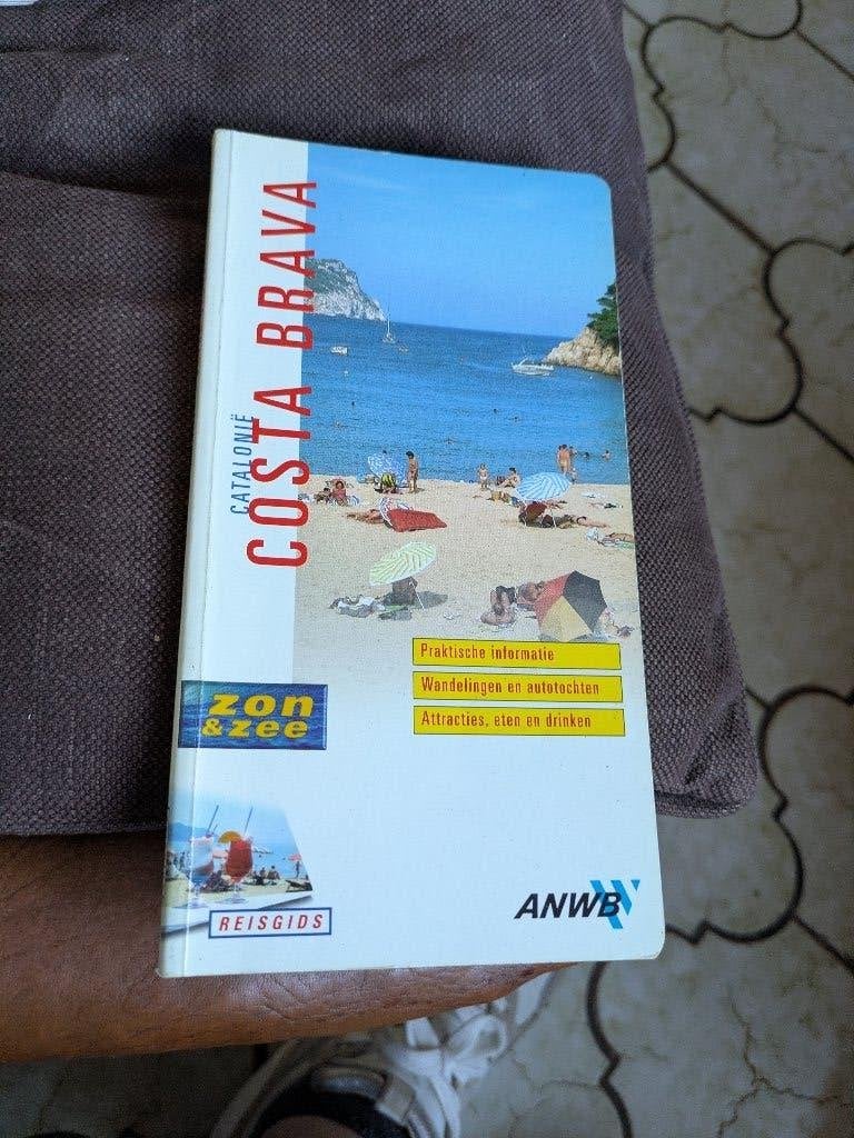 Costa Brava, Gelezen, Ophalen of Verzenden, Reisgids of -boek, ANWB