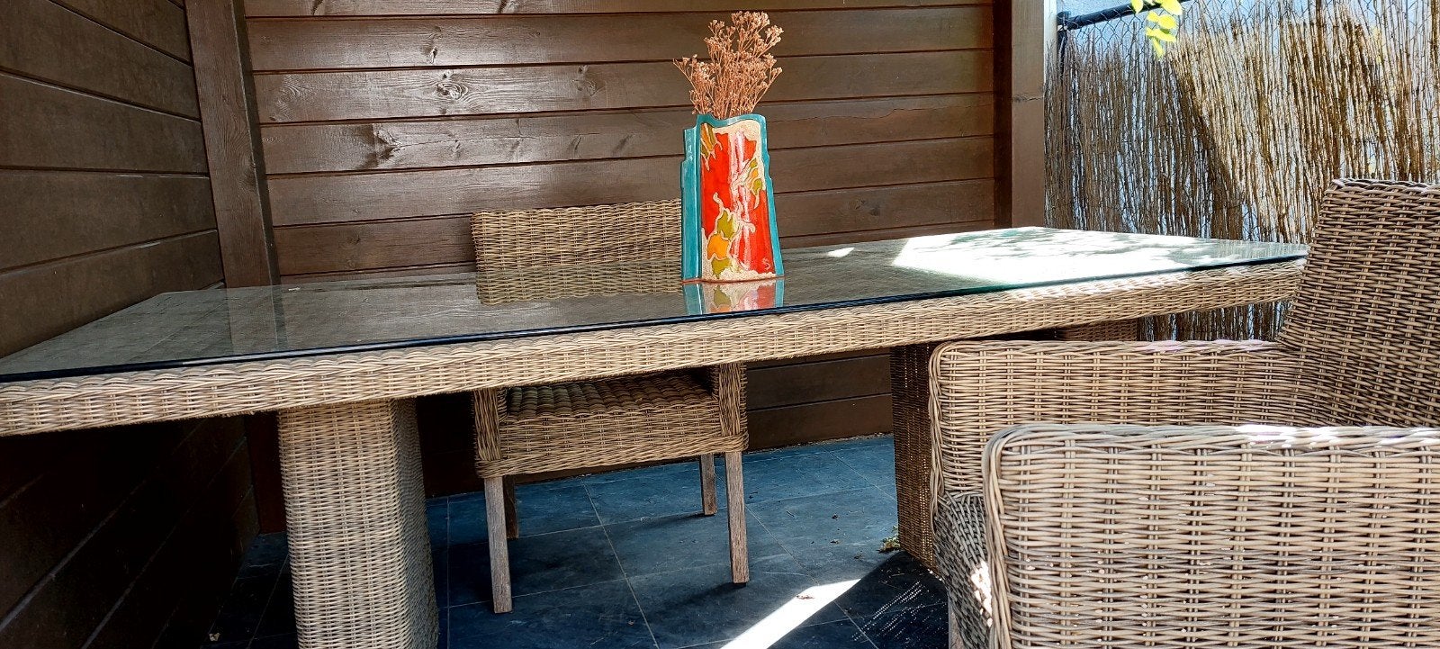 tuintafel in riet met glazen blad en 2 stoelen, Ophalen, Gebruikt
