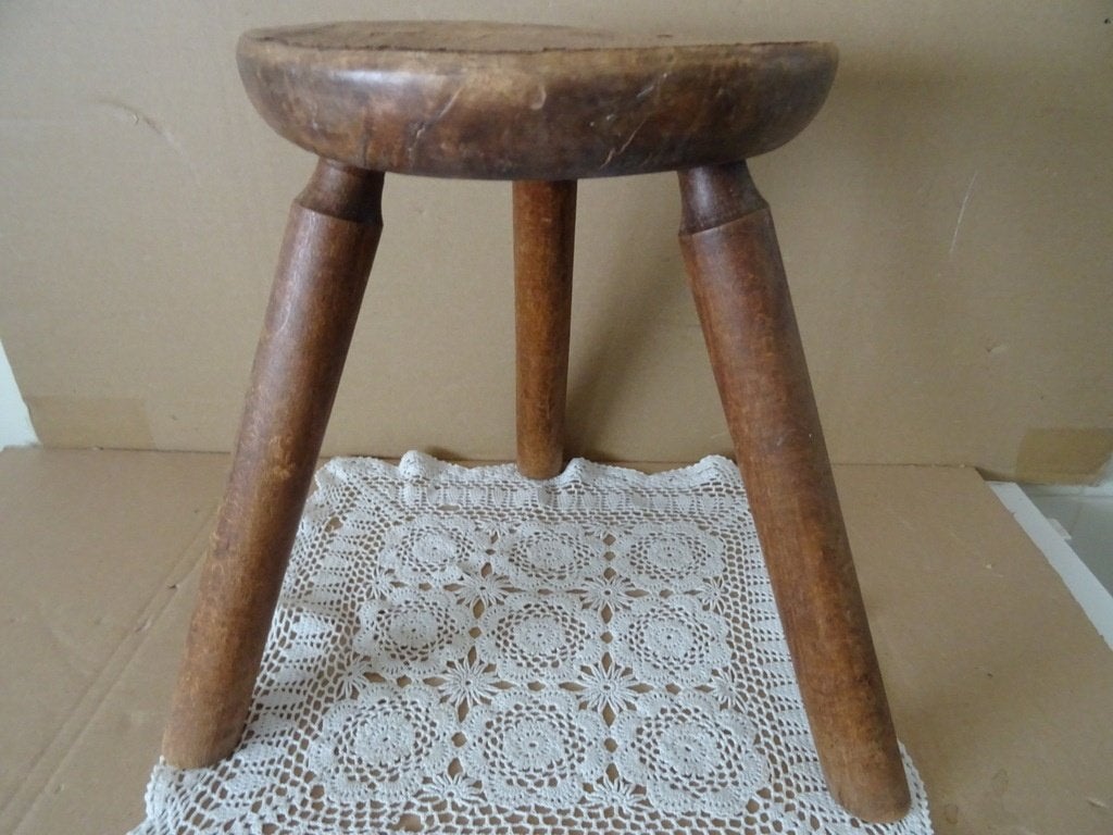 Tabouret à lait en bois ancien trépied 30cm tabouret ancien, Antiquités & Art, Antiquités | Accessoires de maison, Enlèvement ou Envoi