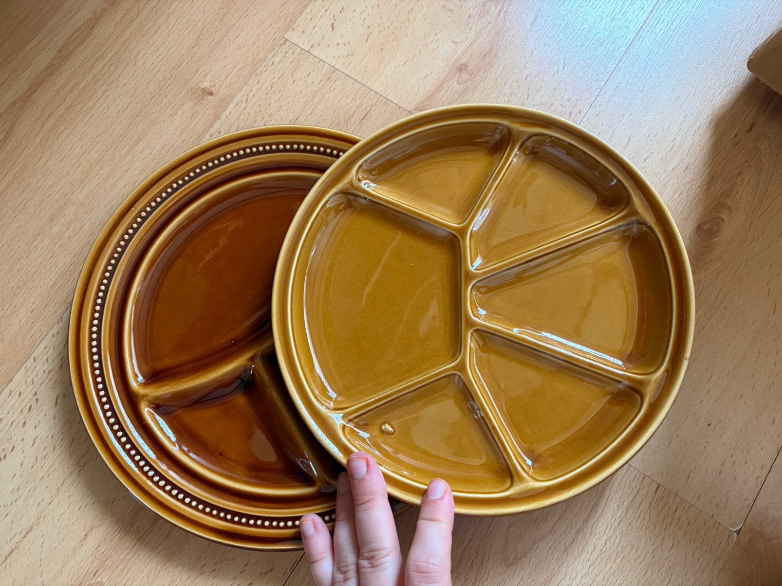 Assiettes à fondue, Assiettes(s), Comme neuf, Enlèvement, Campagne/Folklorique