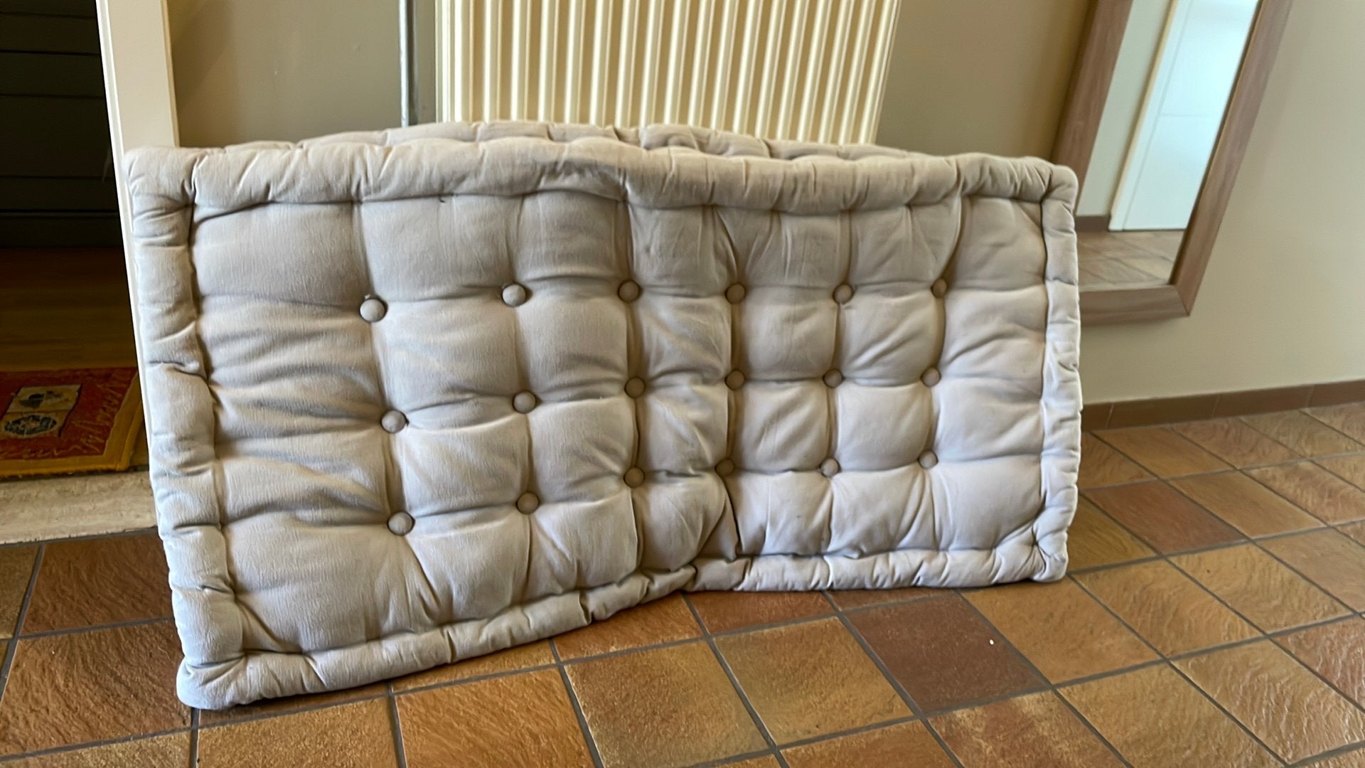 Coussin gris pour chambre studio taille pallette, Enlèvement, Comme neuf, Gris