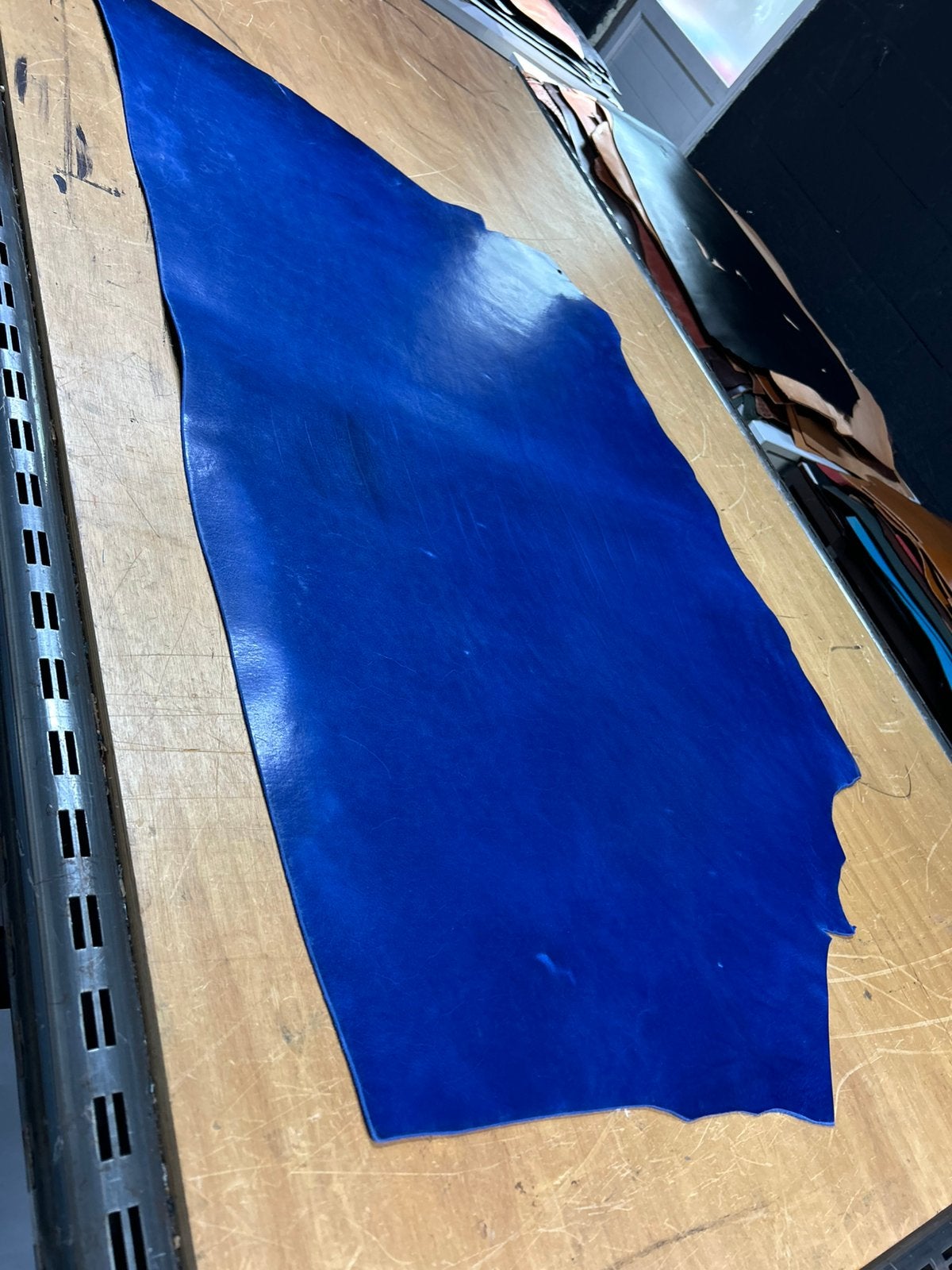Koning blauw patina tuigleer 2-2,5 mm dikte half soepel, Hobby en Vrije tijd, Stoffen en Lappen, Ophalen of Verzenden, Zo goed als nieuw