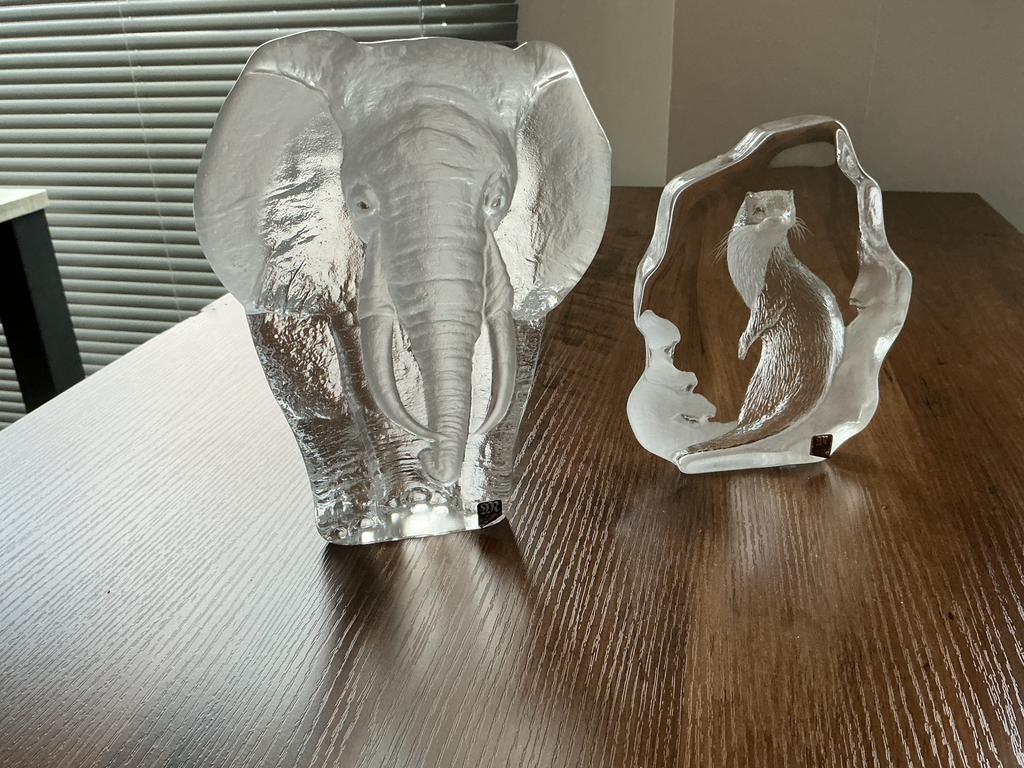 Kristallen sculptuur van een olifant en olifant, Enlèvement